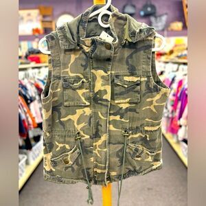 Fashionomics LAdies Med Camo Hooded Vest